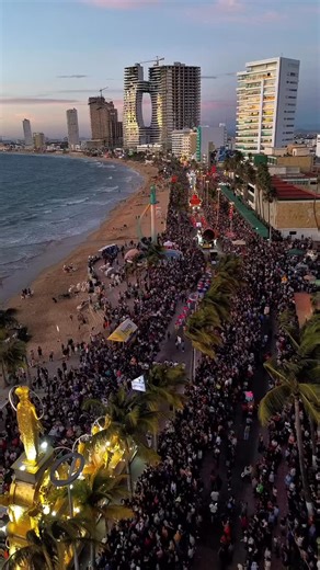 🎉 Arranca el desfile en #Mazatlán 🎭✨ 🤠🙌🏻 #Sinaloa El Carnaval 2026 ya se vive con fiesta, baile, comparsas y música. Familias enteras disfrutan del primer gran desfile llenando el malecón de alegría y color. ⭐️🚀 ¡Así se celebra la máxima fiesta del puerto! 🎉 | Sonríe a Mazatlán