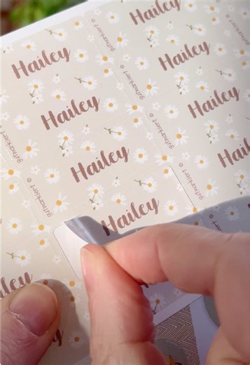 We’re really curious: which label design do you like best? And do you have any design suggestions for the future? Let us know in the comments! 🥰 . . . #easy2name #labelling #schoolessentials #schoolsupplies #nursery