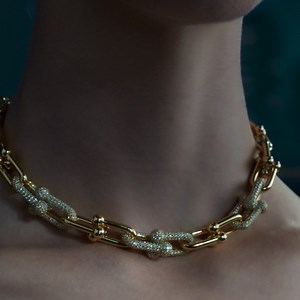 32 reactions · 29 shares | Discover the magic of the holidays with Tiffany & Co. Anya Taylor-Joy celebrates the season with HardWear by Tiffany, featuring bold designs that honor self-love: the greatest treasure of all. | Tiffany & Co. | Facebook