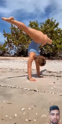 Flexibility At the beach/Bendy handstand at the beach