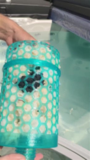 🌀 Revoluční filtr do vířivky: 10× účinnější. Zapomeňte na kartušové trápení. Zachytí i ty nejmenší nečistoty. Náplň jen vyndáte a vyperete v pračce. 💧 Méně chemie, víc pohodlí. Čistá voda každý den… bez námahy. 🎥 Mrkněte na video — a pochopíte, proč už se k běžnému filtru nikdy nevrátíte. | Welldo