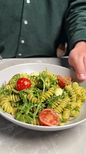 Těstoviny s mozzarellou a cherry rajčaty 🍅 Lehká, šťavnatá večeře za 15 minut. Ingredience (1 porce): penne (125 g), cherry rajčata (50 g), mini mozzarella (50 g), rukola (hrst), tvrdý italský sýr (½ lžíce), olivový olej, sůl/pepř. ☝️ Ulož si recept, ať ho máš po ruce! 💡 Tip: rajčata jen krátce zarestuj — pustí šťávu a zůstanou sladká. 👨‍🍳 Sleduj @gulas_aplikace pro další rychlovky. 🛒 Plný recept v aplikaci Guláš a nákup na 1 klik (Rohlik.cz / Košík.cz). | Guláš