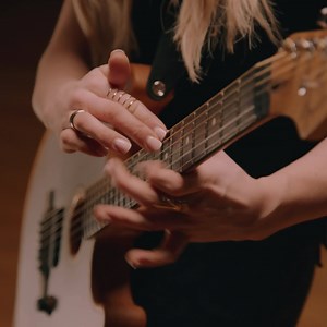 272 reactions · 29 shares | Lindsay Ell compone timbri acustici sfocati con l'impianto della Auditorium in palissandro e poi mostra le esclusive qualità percussive della sua Strat Acoustasonic. | Fender | Facebook