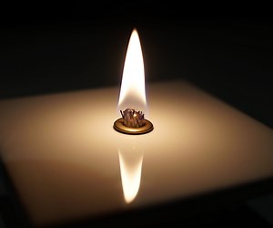 How to Make an Oil Candle From a Tile or Rock