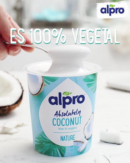 ¿Todavía no conoces lo más nuevo de Alpro? 😍 ¡Te lo presentamos! A base de delicioso coco 🥥, 100% vegetal y en su versión natural sin azúcar añadido, con piña 🍍 o con stracciatella 🍫 ¿Con cuál te quedas? 😋 | Alpro