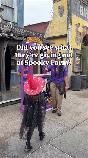 Gizelle | 📍SoCal on Instagram: "Better than full-size candy bars if you ask me! 🙌🏻 @popcornopolis @knottsberryfarm Reminder that trick or treating is for kids 11 and under only 😅😂"