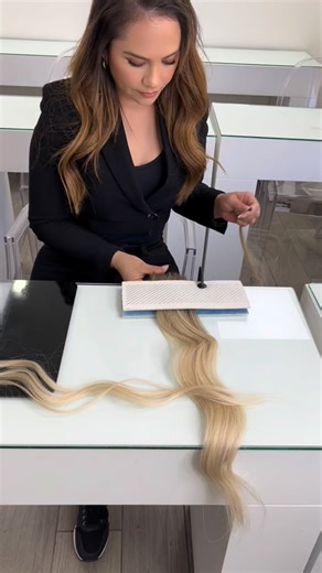 ✨ ¡Lanzamiento del Curso Online de Tape para fabricar extensiones! ✨ Diseñé un curso completamente en línea (en vivo) con videos programados y clases guiadas paso a paso, para que aprendas como si estuvieras en una clase presencial. 🎥💻 Te enseñaré desde cero a fabricar tus propias extensiones con tape tradiciónal & invisible, dominando cada detalle de la técnica hasta lograr un acabado profesional al 100%. 💇‍♀️ Perfecto para estilistas, emprendedor@s o amantes del cabello que quieren elevar s