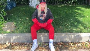 Makna 'Dance Monkey' Tones And I yang Kalahkan Lagu Whitney Houston