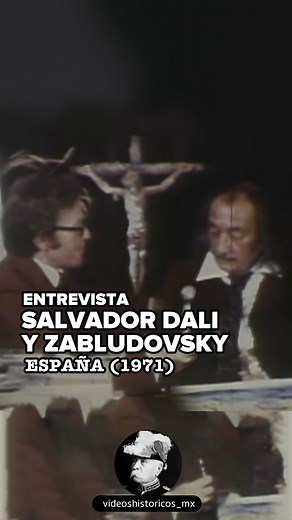 Videos Históricos on Instagram: "¡En la COSMOGONÍA! La inolvidable entrevista de Jacobo Zabludovsky y Salvador Dalí 🎨✨ En 1971, el icónico periodista mexicano Jacobo Zabludovsky vivió uno de los momentos más peculiares de su carrera al entrevistar al legendario surrealista Salvador Dalí en su residencia en Portlligat, España. El encuentro fue tan desconcertante como fascinante. Con respuestas altivas y llenas de excentricidad, Dalí dejó a Zabludovsky visiblemente incómodo y buscando preguntas q