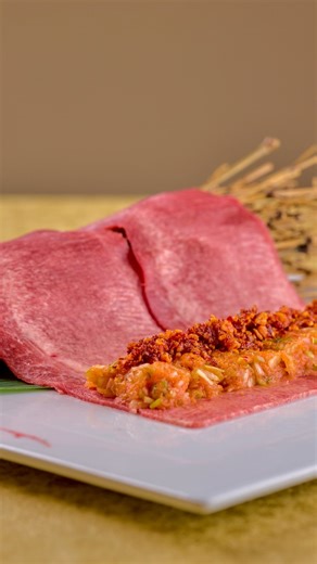 西麻布けんしろう on Instagram: "新コース登場！ ⁡ 【新 銀座ちかみつ焼肉百名店2025受賞記念コース】 ¥11,000(税込) ⁡ 「厳選和牛の蟹ユッケドッグ」 「和牛ヒレのブリオッシュカツサンド」 焼きのスペシャリテ「旨辛ねぎタン」を含む 厳選された焼き物6種をご提供。 ⁡ 進化を遂げた「厳選和牛の蟹ユッケドッグ」から始まり、 焼きのスペシャリテ「旨辛ねぎタン」 泡檸檬で味わう「超脱水タン」など 緻密な計算が生む焼肉をご提案します。 ⁡ 更に、ディップソースでお楽しみいただく 「厳選ヒレ肉のブリオッシュカツサンド」が登場。 ⁡ ザク旨の食感と共に、頬が堕ちるほどの幸福感が広がります。 粒マスタードで味わう燻製牛や三種のタレで彩る赤身肉など、 変化に富んだ構成です。 ⁡ A New Course Has Arrived! ⁡ 【New “Ginza Chikamitsu – Yakiniku Top 100 Restaurants 2025 Award Commemorative Course”】 ¥11,000 (tax included) ⁡ This speci