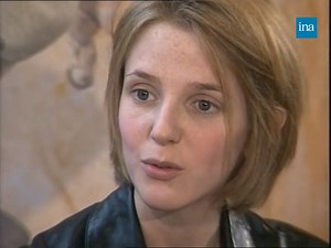 NATURELLEMENT ACTRICE 🎥 "Mon rêve a toujours été de faire du cinéma, ce n'était pas le théâtre qui me passionnait mais vraiment les acteurs à l'écran". En 1996, la toute jeune Sandrine Kiberlain débute dans le cinéma et sait déjà ce qu'elle veut ! Elle parle avec passion et justesse du film "En avoir ou pas" de Laëtitia Masson, dans lequel elle joue "une fille libre". | INA