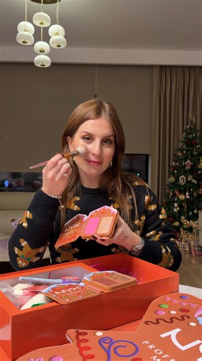 Zeynep Özkaya Can on Instagram: "Yılbaşı ruhu check ✔️ Işıltı check ✔️ Ginger Baddie check ✔️🥹❤️ NYX Professional Makeup yeni yıl koleksiyonuyla kurabiye kızımı ve kurabiye evini süslemek aşırı keyifliydi 🎄🏡✨ @nyxcosmetics_turkiye #nyxprofessionalmakeup #işbirliği"