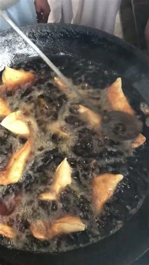 Cooking of samosa at street level #foodshorts #streetfoodrecipes #samosarecipe #samosachaat #eats