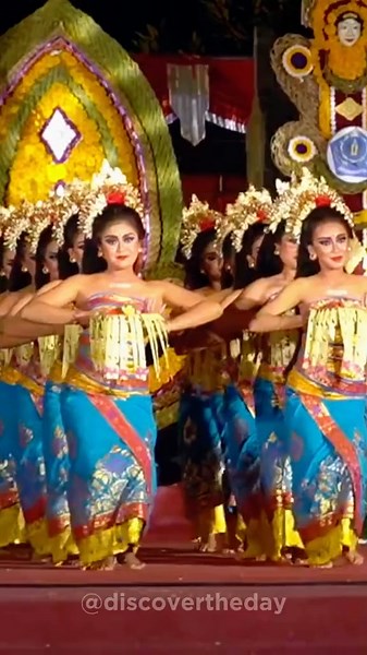 Traditional Balinese Dance of Indonesia: Tari Pendet