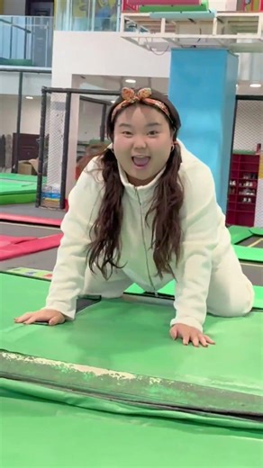 Playing with mom on trampoline #Daily Vlog #Parent-Child Interaction #Cute Kids