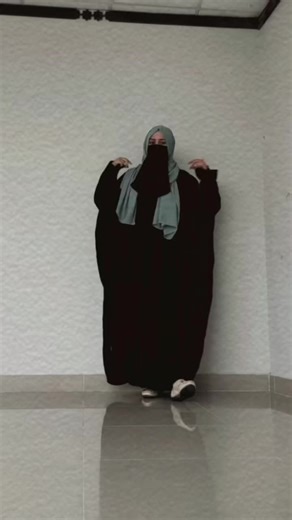 Exploring Traditional Islamic Attire in Everyday Settings