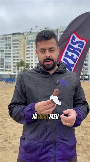 Snickers intercepta a fome até na praia! 🏈🍫 Preparando pro jogo de futebol americano no Rio com a melhor resenha. #Snickers #NFLnoBrasil