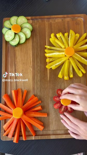 🌼Spring Floral Veggie Tray!🥕🥒🍅 Whether you’re hosting a spring gathering or need something to bring to one, this is a no-cook, super easy light snack that everyone will love!!💛 I used: - cucumbers - carrots - yellow bell pepper - grape tomatoes - cheddar cheese for the middle of flowers - broccoli & crackers for fill ins! - Ranch & Hummus for dipping! #springfood #veggietray #easter #bridalshower #babyshower #graduationparty #cutefood