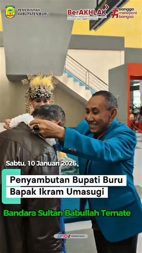 Kominfo Buru on Instagram: "🌺 Penyambutan Penuh Adat dan Budaya 🌺 Bupati Buru disambut dengan Tarian Soya-Soya setibanya di Bandara Sultan Babullah, Ternate. Penyambutan ini menjadi wujud penghormatan serta kekayaan budaya Maluku Utara yang sarat makna persaudaraan dan kebersamaan. Kehadiran Bupati Buru di Kota Ternate dalam rangka menghadiri Kongres ke-IV dan Dies Natalis ke-66 Himpunan Pelajar Mahasiswa Sula (HPMS), sebagai bentuk dukungan terhadap peran pemuda dan mahasiswa dalam pembanguna