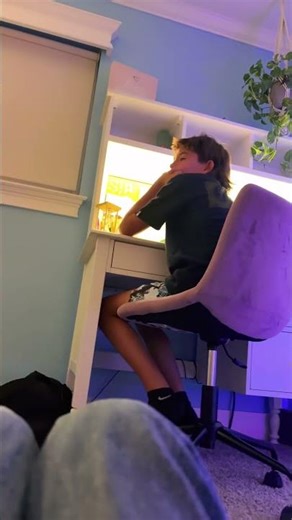 😛😛took my bf phone