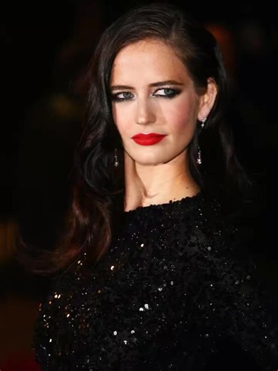 Eva Green, born in Paris in 1980, is one of France’s most enigmatic actresses, known for blending elegance with fearless artistry. Few know that she is the daughter of legendary French actress Marlène Jobert, yet chose to carve her own path far from her mother’s shadow. Green first gained international attention with Bernardo Bertolucci’s The Dreamers in 2003, a bold debut that instantly established her as a daring performer. Just three years later, she joined the world of James Bond in Casino R