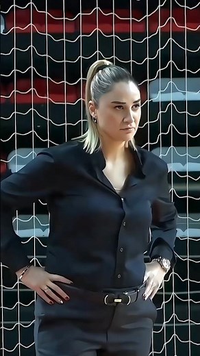 🔥 سيلين إردم بمعطف أحمر وابتسامة فوز | مدرب كرة السلة التركي يقود فريقه إلى المجد 🏆