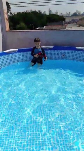 Criança na piscina, diversão garantida com segurança