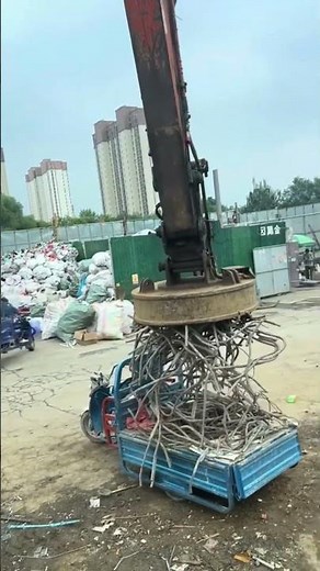 Using a Giant Magnet to Lift and Sort Scrap Metal #shorts