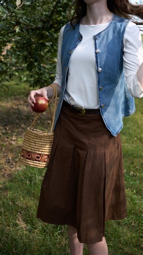 If fall were a skirt 🍂🤎 Say hello to one of our newest pieces. The Everly is perfectly pleated, 100% soft cotton, and ready to elevate every cozy outfit this season. | Hannah Gabrielle