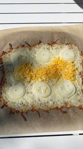 Wrap – Big Mac StyleIngredienser wrapbund • 200 g revet mozzarella • 1 stor løg, skåret i skiverFremgangsmåde – wrapbund: 1. Forvarm ovnen til 200°C (varmluft). 2. Spred blandingen ud på en bageplade med bagepapir i et rektangel. 5. Læg løgringe ovenpå og tryk dem let ned i dejen. 6. Bag i ovnen indtil kanterne er gyldne minutterFyld200 g hakket oksekød Salt og peberSteg det hakkede oksekød på en pande med salt, peber og evt. krydderierFordel kødet på den færdigbagte wrap.Big Mac dressing – hjem