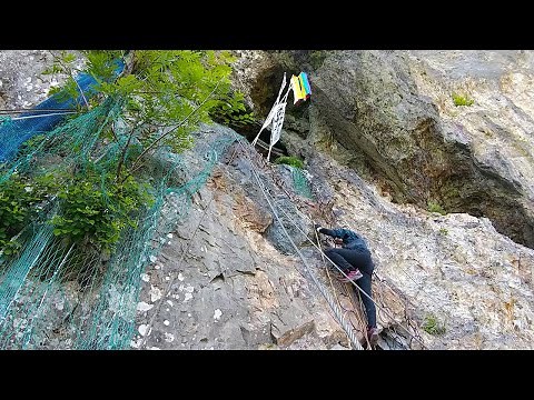 参拝は命がけ、「日本一危険」な北海道の神社に参拝客が殺到