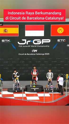 Berita Pembalap Indonesia on Instagram: "Tangis haru Kiandra Ramadhipa pecah di podium tertinggi European Talent Cup di Circuit de Barcelona-Catalunya! 🏆 Start dari grid ke-24, Ramadhipa tampil luar biasa, menyalip satu per satu hingga akhirnya finis P1 dan membuat Indonesia Raya berkumandang di Spanyol. 🇮🇩❤️"
