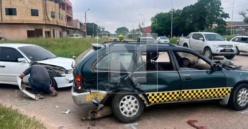 Aparatoso accidente en la radial 17 y medio de Santa Cruz deja dos heridos y daños materiales