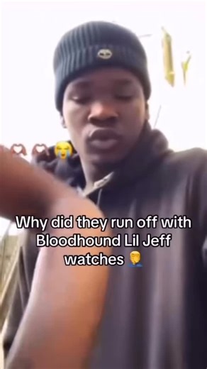 @switchdaopps on Instagram: "日本利用压电瓷砖将人们的脚步转化为电能。 这些瓷砖能够捕捉你脚步产生的动能。 当你行走时，你的体重和动作会对瓷砖产生压力。 瓷砖会轻微弯曲，产生机械应力。 瓷砖内部的压电材料会将这种应力转化为电能。 每一步都会产生少量电荷，数百万步加在一起，就能产生足够的电力来驱动LED灯、数字显示屏和传感器。 在像涩谷车站这样人流密集的地方，每天大约240万步都在为这个系统做贡献。 这些电力可以储存起来或立即使用，从而减少对传统能源的依赖，并支持可持续的城市基础设施。 这种方法把日常的动作转化为实用的可再生能源。 #日本#知识 #事实 #你知道吗 #推荐 科技 创新 历史 技术 实验热"