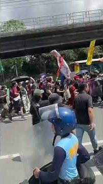 Police block protesters heading for EDSA Shrine