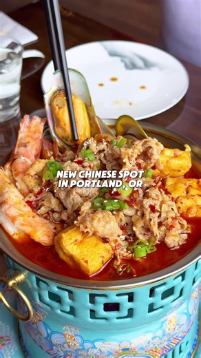 The newest Chinese restaurant just opened in Portland! Ding & Spice on Hawthorne is the perfect stop for a lunch or dinner break while browsing the neighborhood. They’re serving classic Sichuan dishes alongside an amazing lunch menu! Shout-out to @julieatspdx for spilling the scoop on this spot! 📍3500 SE Hawthorne Blvd, Portland, OR 97214 _______________ ✨Ma La Pot ($24) ✨Sichuan-Style Dumplings ($13) ✨Pork & Chive Dumplings ($10) ✨Orange Chicken - Lunch ($16) ✨Chongqing Chicken - Lunch ($16) ✨