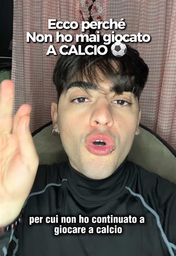 Non ho mai giocato in una scuola calcio. Non perché non volessi. Ma perché a volte le persone riescono a spegnerti più del campo stesso. Quelli che parlano. Quelli che si credono fenomeni. Quelli che giudicano… quando siamo tutti lì per migliorare. Io non ho mai detto di essere bravo. Volevo solo giocare. Dimmi la verità: è successo anche a te? 👇 #c#calcios#storytimesoccer #e#esperienzapersonaleperte