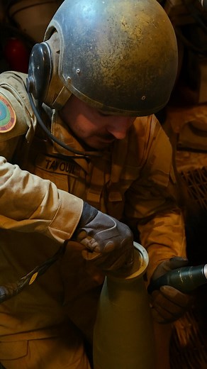 美军M109A6‘圣骑士’自行榴弹炮的内部装填过程_腾讯新闻