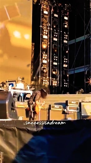 Slash starts to enjoy dancing Angus Young style,, #angusyoung #slash #guitarperformance