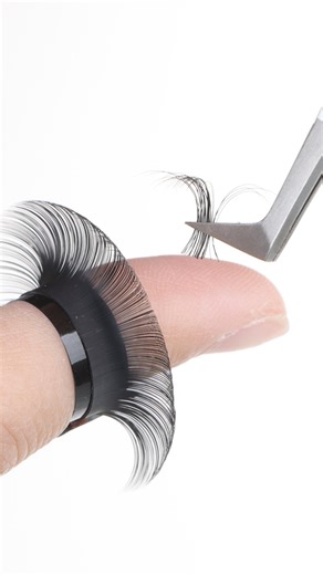 The best application method 😙👌 So what’s lash wrapping? It’s essentially forcing the base of the fan to wrap around the natural lash, resulting in the natural lash sitting snuggly inside the base of the fan. How does it maximize retention? Because the natural lash sits inside the fan, it won’t pop off as easily when brushing the lashes. The fan will have a better chance of staying on until the natural lash sheds or removed manually. Repost: @kayxoticss #lashesofinstagram #lashwrapping #lashapp