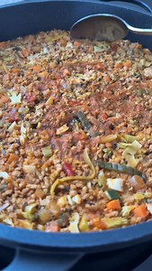 Eenpansgerecht: Bulgur met groenten & kipgehakt 🫶🏻 Mogen we even normaliseren dat lekker eten er niet altijd aesthetic uit ziet? Dit eenpansgerecht maak ik al jaren (meerdere verschillende variaties), maar heb er nooit aan gedacht om het recept te delen want ja, eerlijk is eerlijk, het ziet er niet mooi uit. Maar het is ZO LEKKER! En zo voedzaam. En mijn gezin smult ervan. En dat is het belangrijkst ♥️ Hier komt het recept voor jullie: - Italiaans groentepakket (400 gram); - Bloemkool (100 gra