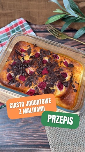 🍫 CIASTKO JOGURTOWE Z CZEKOLADĄ I MALINAMI 🍰 👉 Zaobserwuj po więcej pysznych przepisów, na których schudły już tysiące kobiet To idealna opcja na szybkie, domowe ciasto bez kombinowania. Miękkie, wilgotne, z malinami i kawałkami gorzkiej czekolady – takie, które robi się dosłownie w kilka minut 🧡 Składniki: ▫️jogurt naturalny 3% – 250 g ▫️jajka – 2 szt. (100 g) ▫️mąka orkiszowa jasna – 80 g ▫️maliny – 60 g ▫️czekolada gorzka – 17 g ▫️erytrytol – ok. 40-50g ▫️proszek do pieczenia – 1 łyżeczka