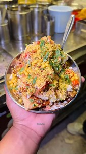 Karansingh Thakur on Instagram: "Akola’s Most popular Khasta Shop Mamaji Chat Corner Address:- New Branch Gurukul kaman samor tukaram chowk akola Old Branch Neharu park chowk oppo macb gaurakshan road akola #akola #viral #explore #akolakar #food #amravati #streetfood #nagpur #punecity"