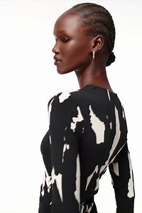 Style must-have! A dress that you can wear from day to night. 😉 #HM Shop this patterned bodycon dress at P1,190 in stores and online: https://hm.info/61854kcMJ | H&M