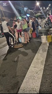 ¿Sigue sin agua? EPM avanza, paso a paso, con las obras para restablecer el servicio en Medellín y Bello… Prensapaisa.com Medellín y Bello siguen viviendo un fuerte apagón de agua potable. Desde la noche del martes 23 de septiembre, una grave fuga en un tubo matriz del barrio Santander, comuna 6 - Doce de Octubre, obligó a suspender el servicio de acueducto en tres circuitos: Picacho, París y Doce de Octubre. La emergencia afecta a más de 55 mil usuarios, lo que tiene a decenas de barrios de Med