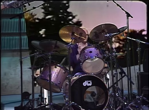 Radiohead perform “creep” live on September 14, 1993 | late night Conan O’Brien. The fact that Conens first musical guests where Radiohead was a sign of the greatness to come #🦆👞 #radiohead #creep #fyp #radioheadcreep