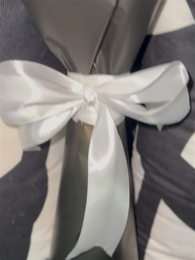 Blooms By Nevin on Instagram: "10 count white rose bouquet with black wrapping 💐🤍🖤 | $15 | Go to the menu pinned on my account to buy before Valentine presale ends‼️"