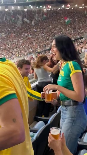 Here’s how Dua Lipa enjoyed the match between Flamengo and Fluminense at the iconic Maracanã 😱🔥 #beINSPORTS | beIN SPORTS USA