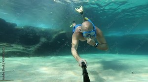 hombre practicando snorkel en el mar de Mallorca. Aguas cristalinas, concepto de vacaciones, verano y relax