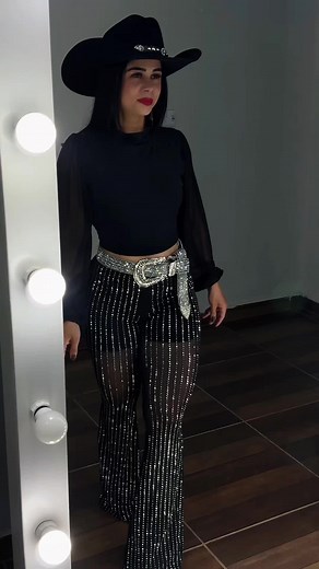 ✨ Arrase no rodeio com nossa calça flare em brilho! ✨ Combine com o cinto boiadeira Boss todo em strass e nosso cropped princesa para um look deslumbrante! 👉 Não fique de fora! Confira todos os detalhes e complete seu visual. Link na bio! #ModaFeminina #Rodeio #LookDeRodeio #EstiloCountry #CalçaFlare #CintoBoiadeira #Brilho #FashionTrends #Cropped #Acessórios #Glamour